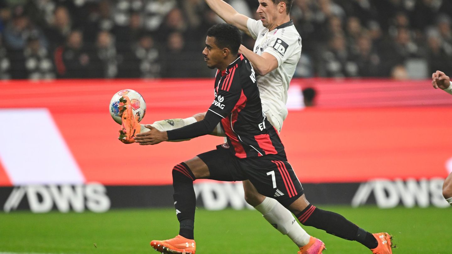 Ansgar Knauff (vorn) hofft auf ein Weiterkommen der Eintracht in der Champions League. (Archivfoto) Foto: Arne Dedert/dpa