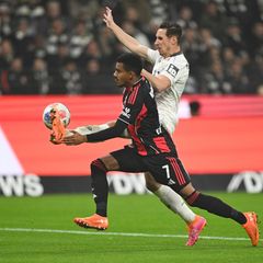 Ansgar Knauff (vorn) hofft auf ein Weiterkommen der Eintracht in der Champions League. (Archivfoto) Foto: Arne Dedert/dpa