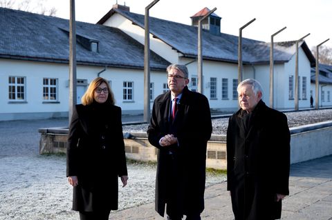 Kulturstaatsminister Wolfram Weimer (M.) hat die KZ-Gedenkstätte in Dachau besucht. Foto: Sven Hoppe/dpa