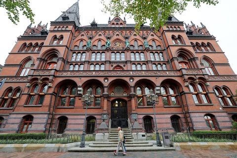 Am Oberlandesgericht Rostock ist die Bearbeitung einiger Vorgänge derzeit nicht möglich. (Archivbild) Foto: Bernd Wüstneck/dpa