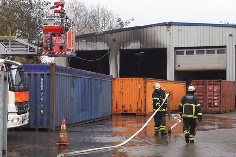 In Hamburg-Wilhelmsburg bekämpften Feuerwehrleute einen Brand in einer Lagerhalle. Foto: Carsten Neff/dpa