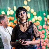 Fabelwesen schwarze Fee in einer Dornröschen-Aufführung