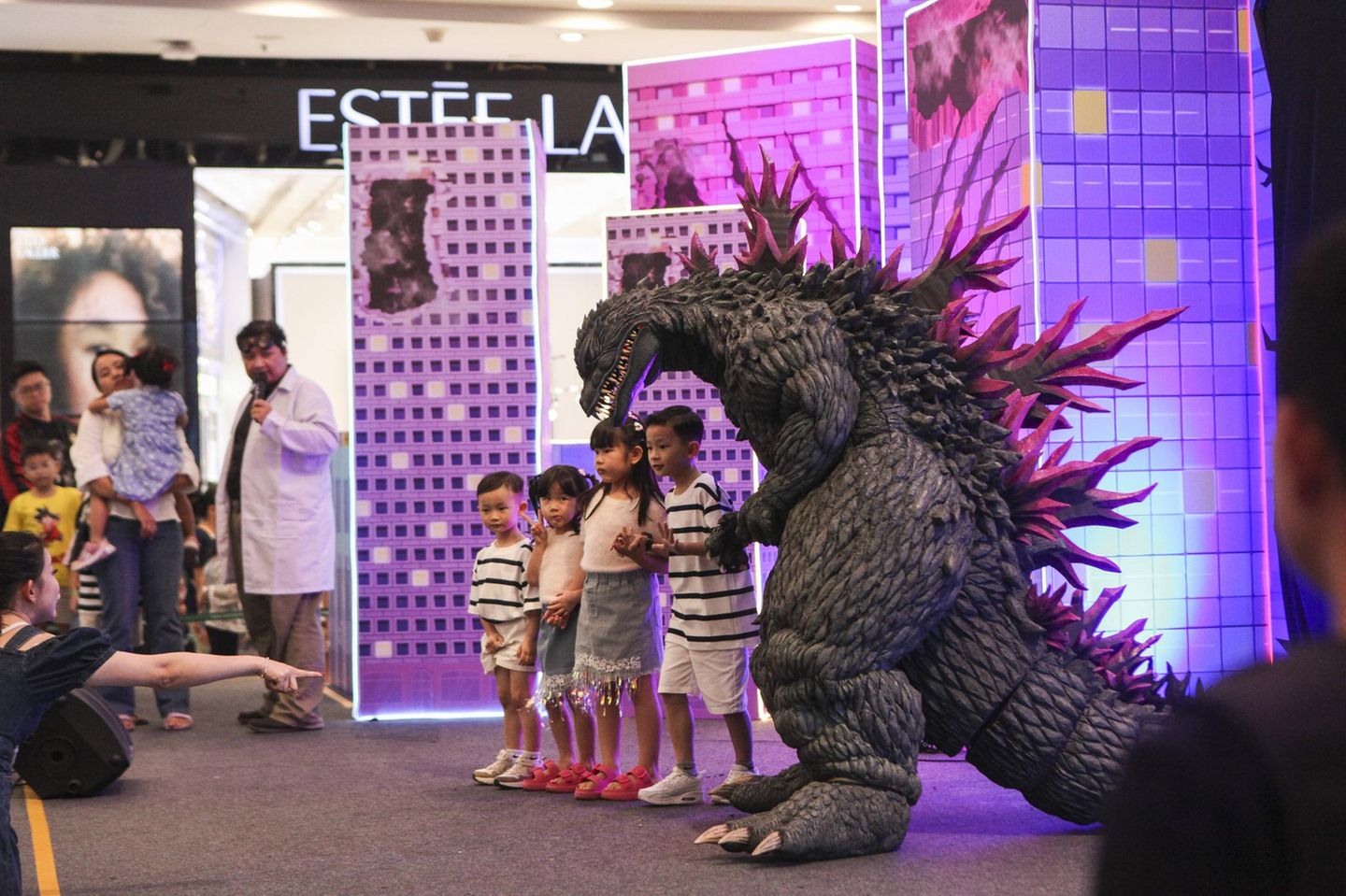 Godzilla  Die Asiaten lieben ihn, wie er aus dem Meer auftauchend durch Tokio und andere Großstädte trampelt und keinen Stein auf dem anderen lässt: Godzilla. Die einst in unübersehbarer Plastikoptik produzierten Filme haben das Genre des Monsterfilms maximal beeinflusst und sind heute noch Kult. Symbolisch steht das scheinbar unaufhaltsame Riesenreptil (eine Mischung aus Dinosaurier und Drache) wohl für Naturkatastrophen, denen die Menschen rund um den Pazifik ausgesetzt sind: Erdbeben und Tsunamis. Mit "Jurassic Park" erlebten Zuschauer dann eine pseudowissenschaftliche Neuinterpretation des Dinosaurier-Themas