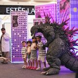 Godzilla  Die Asiaten lieben ihn, wie er aus dem Meer auftauchend durch Tokio und andere Großstädte trampelt und keinen Stein auf dem anderen lässt: Godzilla. Die einst in unübersehbarer Plastikoptik produzierten Filme haben das Genre des Monsterfilms maximal beeinflusst und sind heute noch Kult. Symbolisch steht das scheinbar unaufhaltsame Riesenreptil (eine Mischung aus Dinosaurier und Drache) wohl für Naturkatastrophen, denen die Menschen rund um den Pazifik ausgesetzt sind: Erdbeben und Tsunamis. Mit "Jurassic Park" erlebten Zuschauer dann eine pseudowissenschaftliche Neuinterpretation des Dinosaurier-Themas