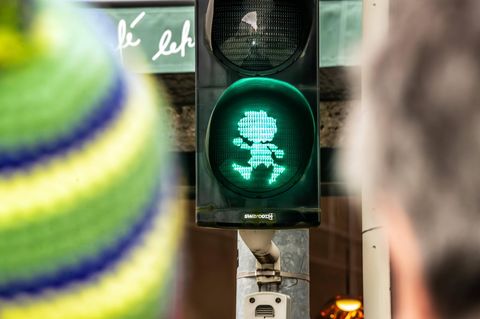 Kobolde  Als Klabautermänner machen sie Seefahrern das Leben schwer, beim Meister Eder hingegen verzaubert der "Pumuckl" Kinder und Erwachsene. Mit seinen feuerroten, wilden Haaren und seinen Streichen war der kleine Knilch maximal unangepasst für die Zeit, in der er das Licht der Welt erblickte. Die 70er-Jahre waren schließlich noch geprägt von traditionellen Familienbildern und strengen gesellschaftlichen Normen. Immerhin hat es der Pumuckl bis in die Gegenwart geschafft. Seit diesem Jahr gibt es in seiner Heimatstadt München sogar eigene Ampeln mit seinem Konterfei