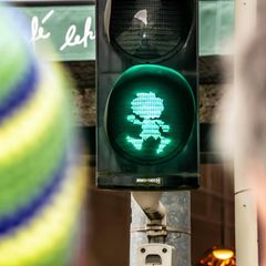 Kobolde  Als Klabautermänner machen sie Seefahrern das Leben schwer, beim Meister Eder hingegen verzaubert der "Pumuckl" Kinder und Erwachsene. Mit seinen feuerroten, wilden Haaren und seinen Streichen war der kleine Knilch maximal unangepasst für die Zeit, in der er das Licht der Welt erblickte. Die 70er-Jahre waren schließlich noch geprägt von traditionellen Familienbildern und strengen gesellschaftlichen Normen. Immerhin hat es der Pumuckl bis in die Gegenwart geschafft. Seit diesem Jahr gibt es in seiner Heimatstadt München sogar eigene Ampeln mit seinem Konterfei