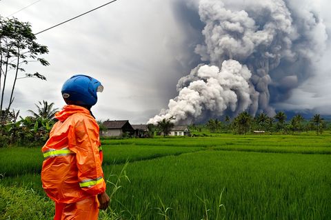Die Aschesäule ist weithin zu sehen. Foto: Dwi Sasongko/XinHua/dpa