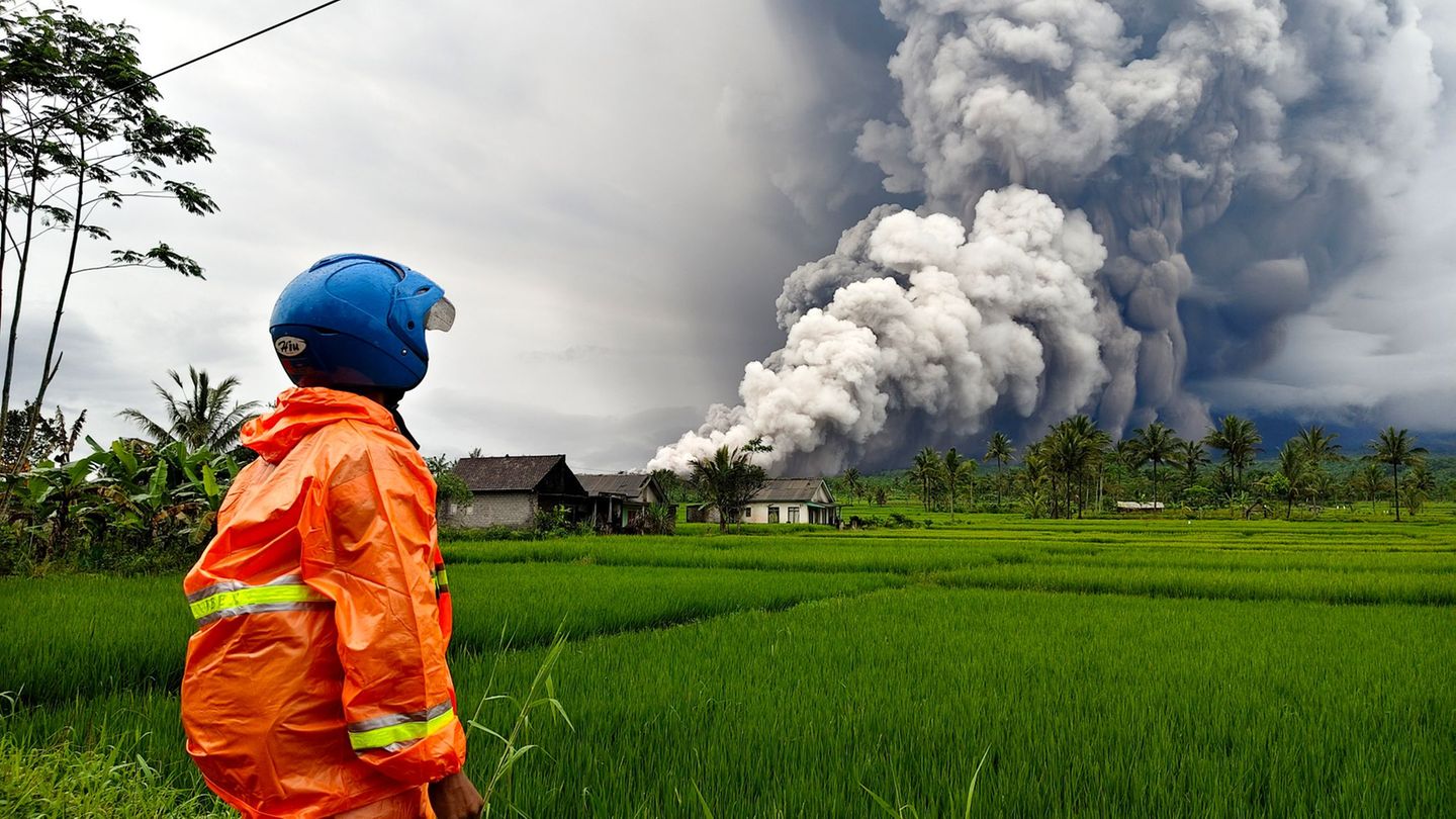 Vulkane: Indonesien: Vulkan Semeru spuckt 2.000 Meter hohe Aschesäule
