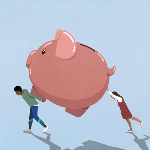 Rente: Zwei junge Leute tragen ein Sparschwein