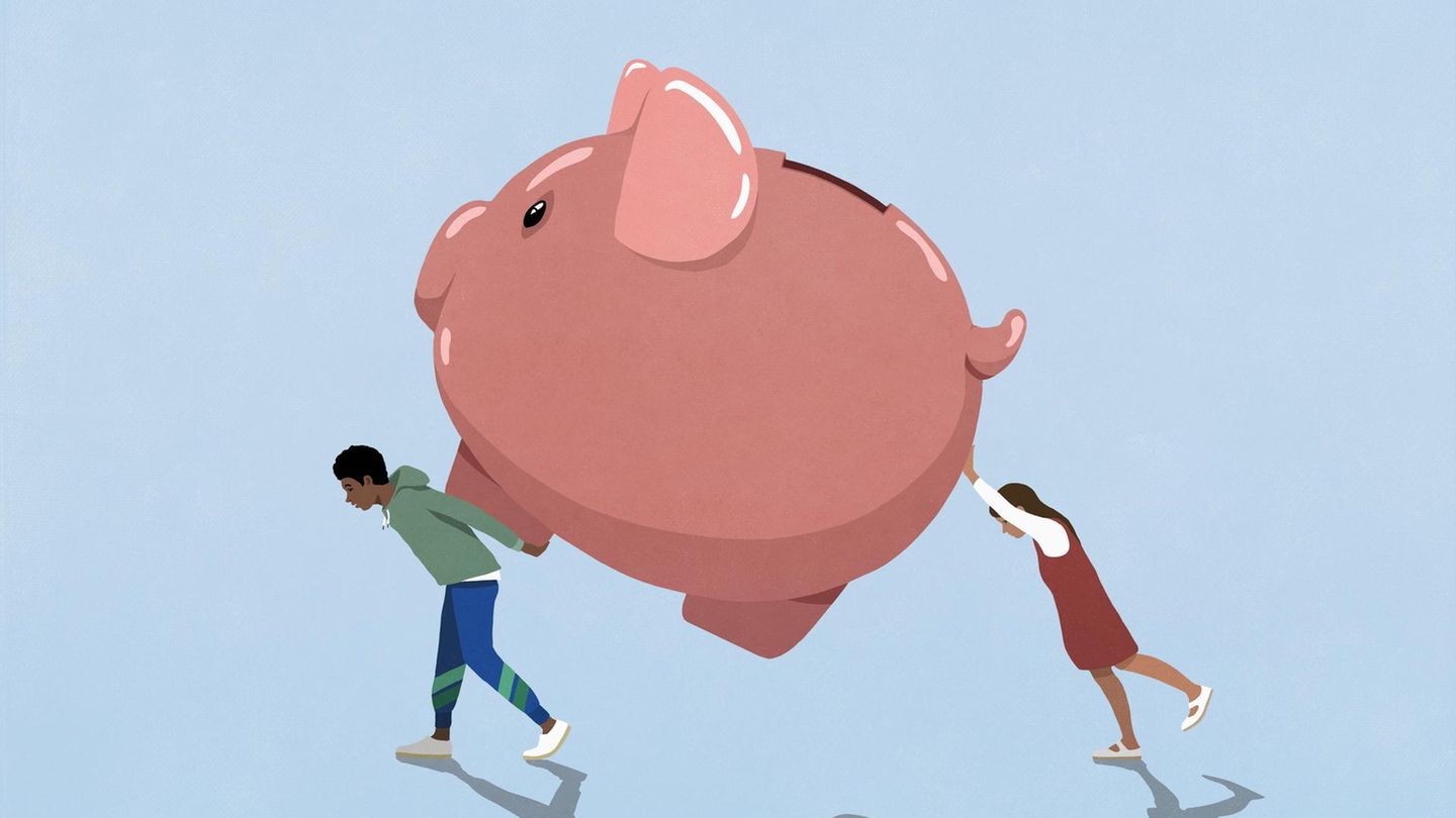 Rente: Zwei junge Leute tragen ein Sparschwein