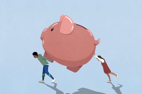 Rente: Zwei junge Leute tragen ein Sparschwein