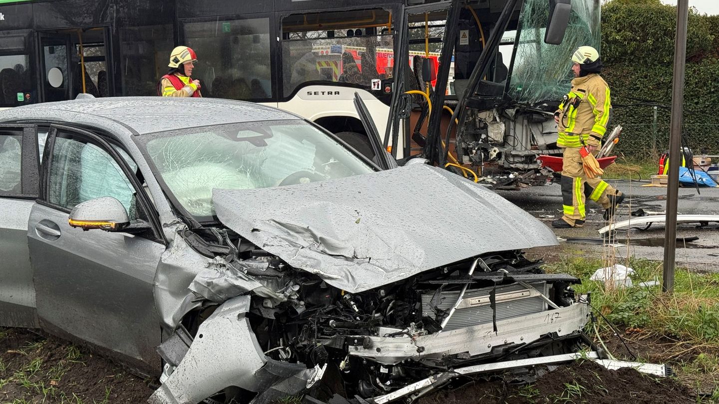 Ruhrgebiet: Bus voller Kinder prallt mit zwei Autos zusammen