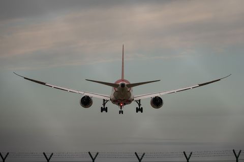 Die Menschen in größeren Städten sollen etwas von Fluglärm entlastet werden. (Archivbild) Foto: Sebastian Gollnow/dpa