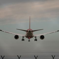 Die Menschen in größeren Städten sollen etwas von Fluglärm entlastet werden. (Archivbild) Foto: Sebastian Gollnow/dpa