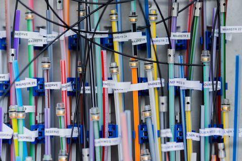 Im Saarland gibt es im Zusammenhang mit dem Ausbau des Glasfasernetzes Ermittlungen (Symbolbild) Foto: Rolf Vennenbernd/dpa