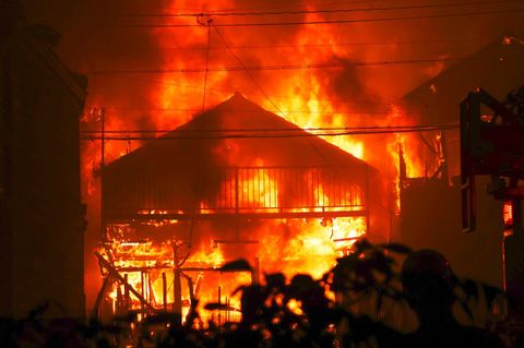Sehen Sie im Video: Feuerwehr im Einsatz in Oita – Über 170 brennende Häuser
