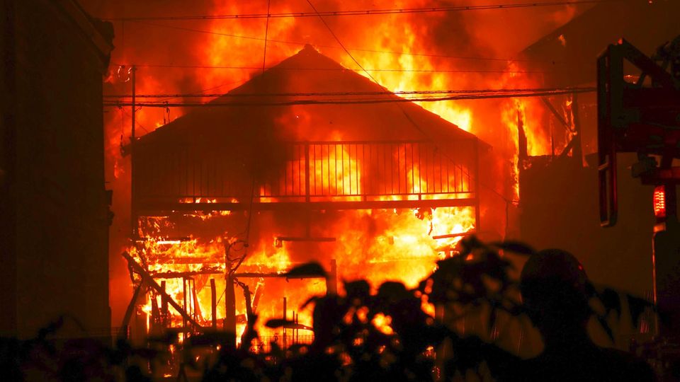 Sehen Sie im Video: Feuerwehr im Einsatz in Oita – Über 170 brennende Häuser