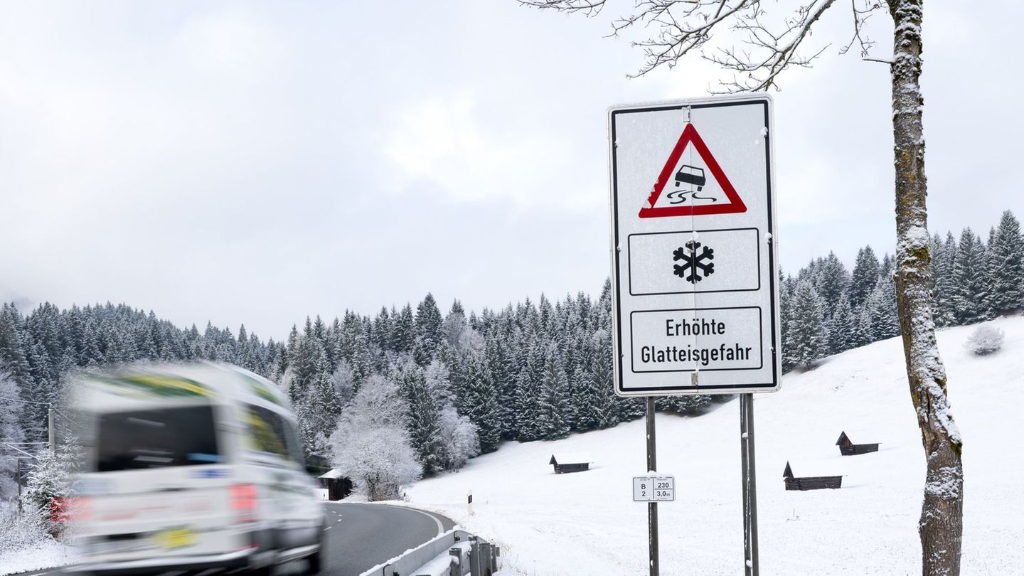 Wegen Schnee und Glätte bleiben Lastwagen in Südthüringen an Steigungen hängen. (Symbolbild) Foto: Sven Hoppe/dpa