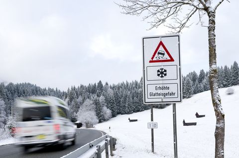 Wegen Schnee und Glätte bleiben Lastwagen in Südthüringen an Steigungen hängen. (Symbolbild) Foto: Sven Hoppe/dpa