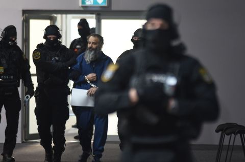 Der Angeklagte Taleb al-Abdulmohsen wird von Polizeibeamten in den Gerichtssaal geführt. Foto: Simon Kremer/dpa