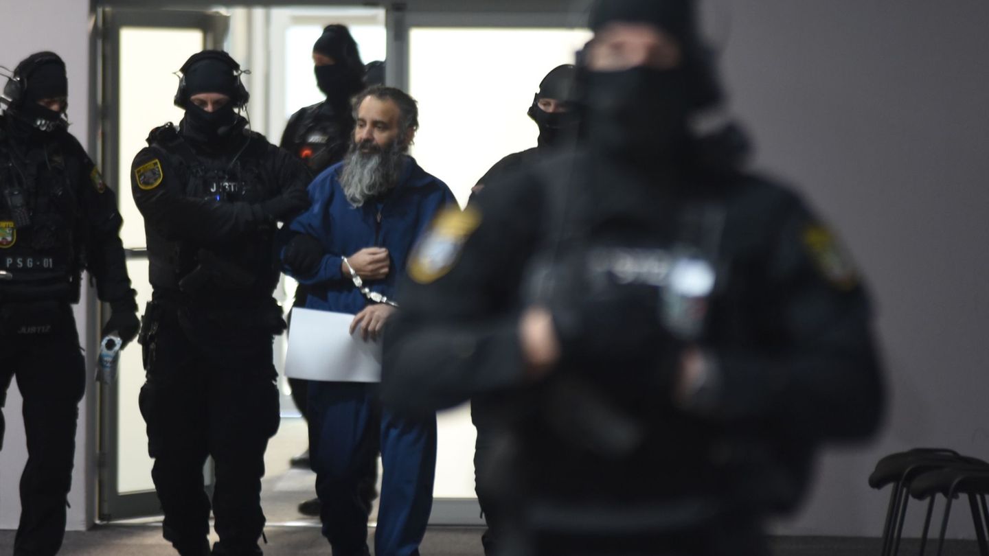 Der Angeklagte Taleb al-Abdulmohsen wird von Polizeibeamten in den Gerichtssaal geführt. Foto: Simon Kremer/dpa