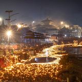 Katmandu, Nepal. Gläubige Hindus lassen am Bagmati-Fluss Öllampen zu Ehren ihrer verstorbenen Familienmitglieder schwimmen, während sie das Balachaturdashi-Fest begehen. Am nächsten Morgen verstreuen die Familienangehörigen Satabij, Reis, Gerste, Sesam, Weizen, Kichererbsen, Mais und Fingerhirse. Die Samen werden in dem Glauben ausgesät, dass die verstorbenen Seelen Erlösung finden