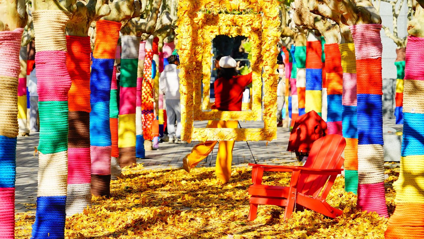 Peking, China. Da hat sich jemand etwas Besonderes ausgedacht, damit der Winter in China nicht ganz so grau und kalt daherkommt. So wurden Bäume in der chinesischen Hauptstadt in bunte Wollfäden eingewickelt. Dazwischen hängen offenbar Bilderrahmen und unterstreichen den Kunstcharakter. Fröhlich sieht's auf jeden Fall aus – und erwärmend