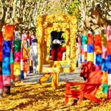 Peking, China. Da hat sich jemand etwas Besonderes ausgedacht, damit der Winter in China nicht ganz so grau und kalt daherkommt. So wurden Bäume in der chinesischen Hauptstadt in bunte Wollfäden eingewickelt. Dazwischen hängen offenbar Bilderrahmen und unterstreichen den Kunstcharakter. Fröhlich sieht's auf jeden Fall aus – und erwärmend