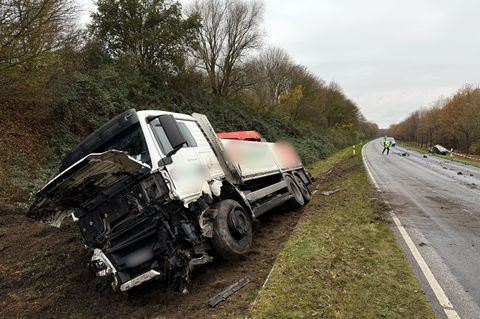 Bei einem Unfall mit einem Lastwagen ist eine Autofahrerin in der Nähe von Barsbüttel schwer verletzt worden. Foto: Daniel Bockw