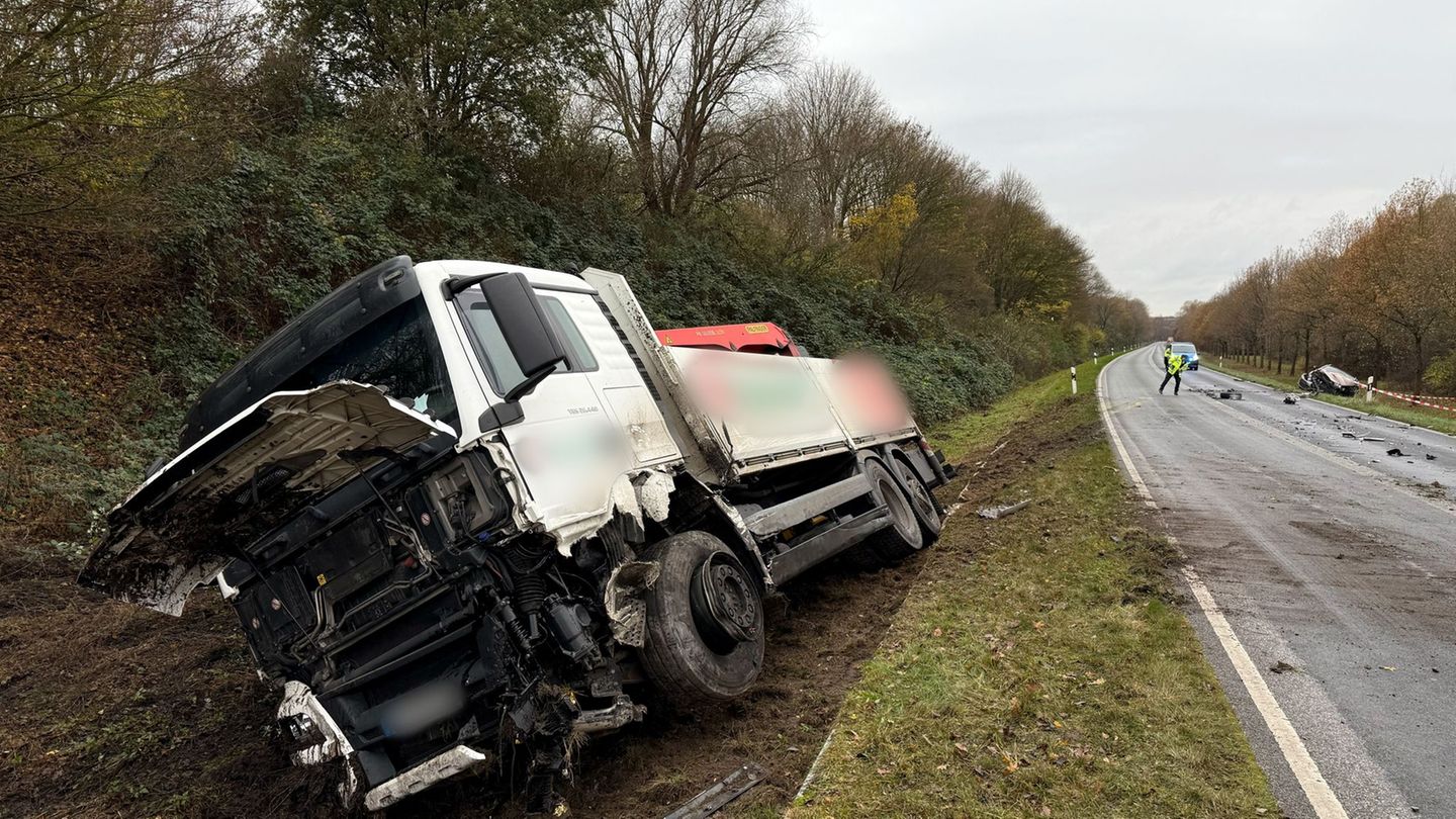 Bei einem Unfall mit einem Lastwagen ist eine Autofahrerin in der Nähe von Barsbüttel schwer verletzt worden. Foto: Daniel Bockw