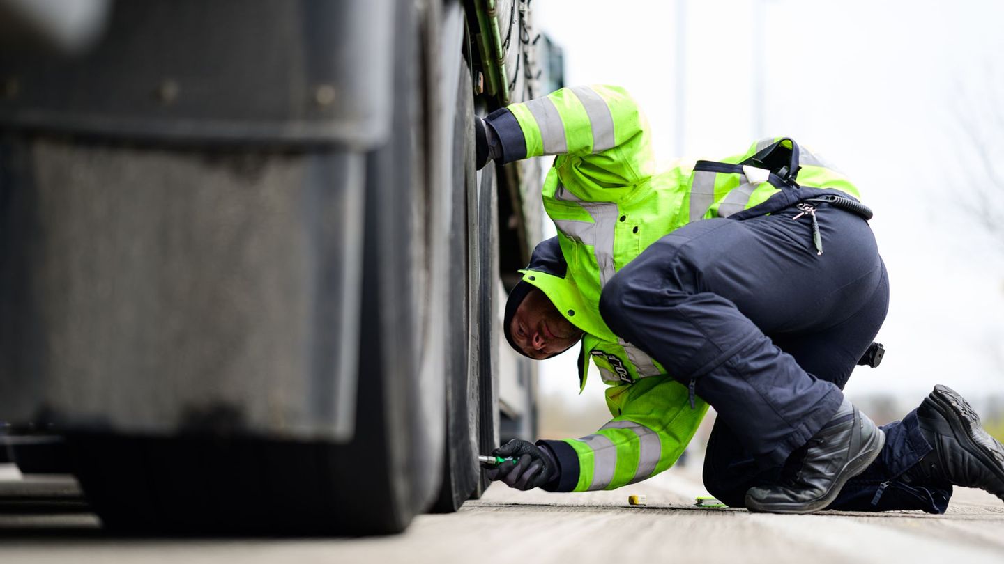 Die Beamten haben rund 90 Fahrzeuge kontrolliert. Foto: Philipp Schulze/dpa