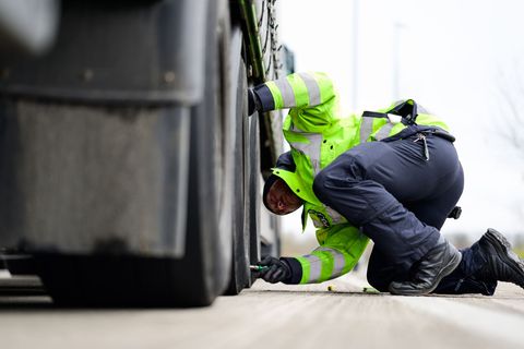 Die Beamten haben rund 90 Fahrzeuge kontrolliert. Foto: Philipp Schulze/dpa