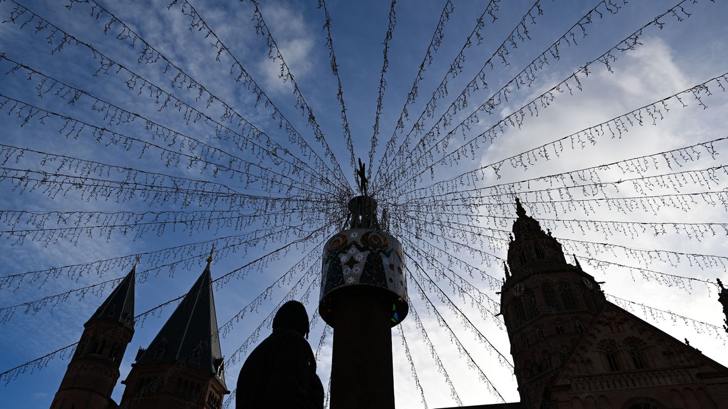 Der Mainzer Weihnachtsmarkt beginnt am 27. November. Foto: Arne Dedert/dpa