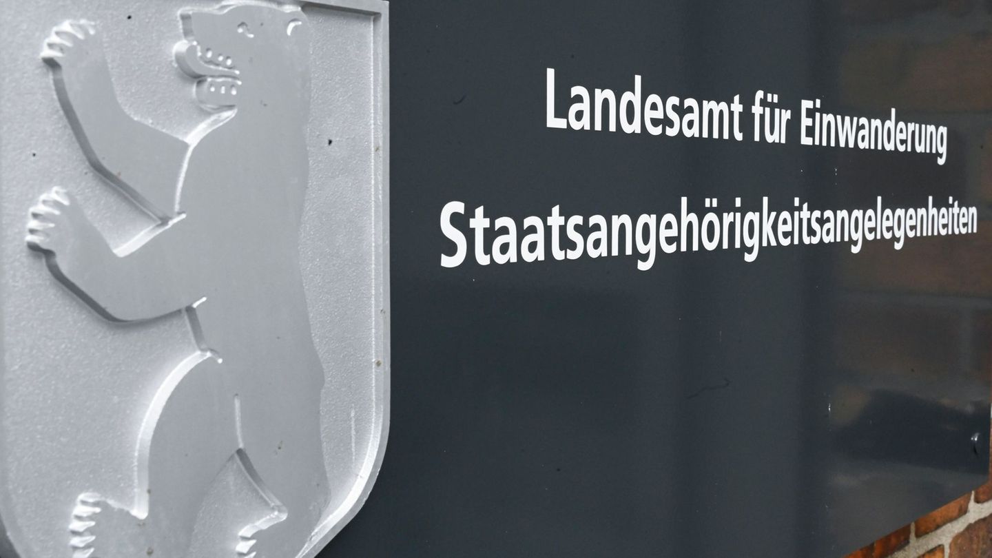 Das Berliner Landesamt für Einwanderung macht nach dpa-Informationen die Einbürgerung eines Mannes rückgängig, der die Terrororg