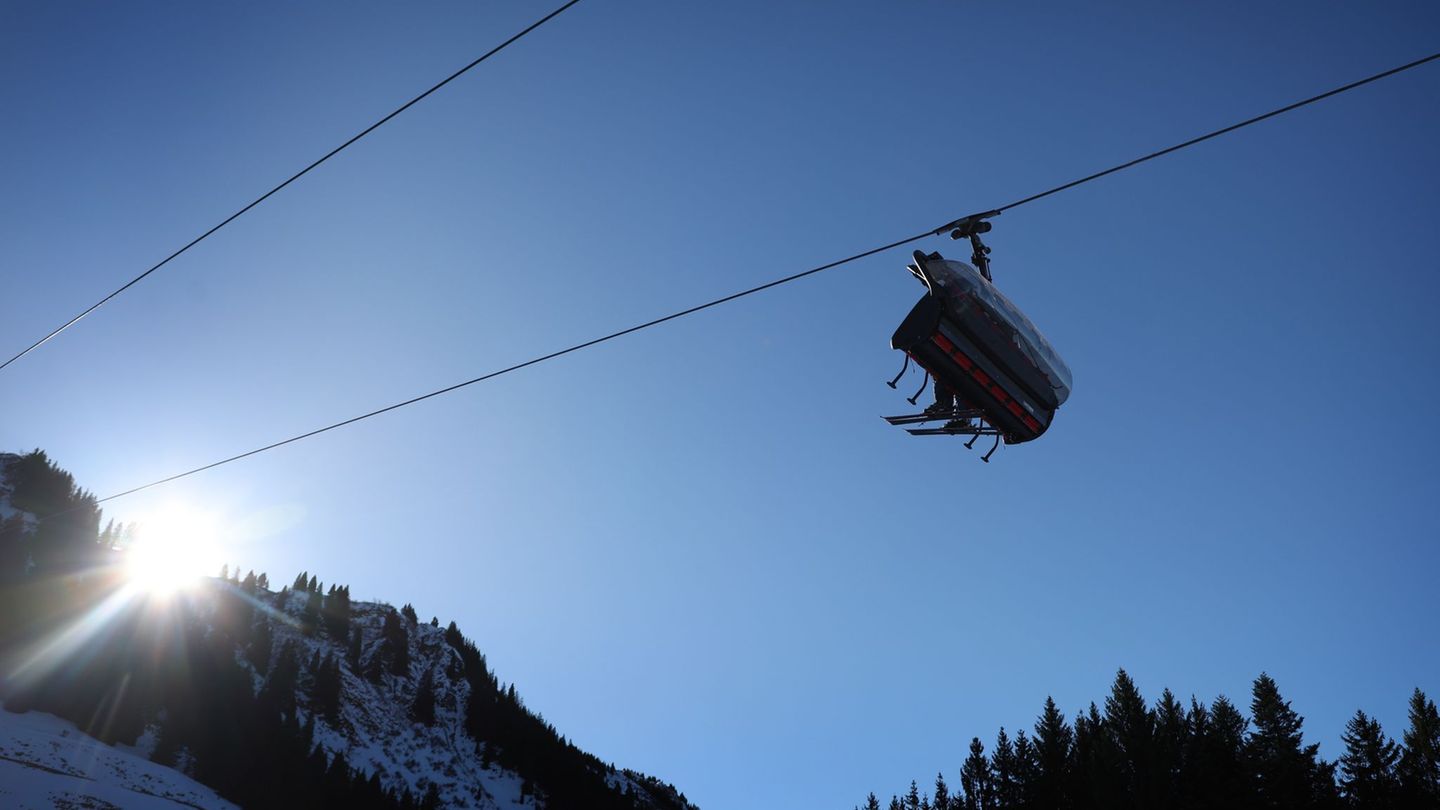 Endlich wieder Skifahren - das ist ab Sonntag im Allgäu möglich. (Archivbild) Foto: Karl-Josef Hildenbrand/dpa