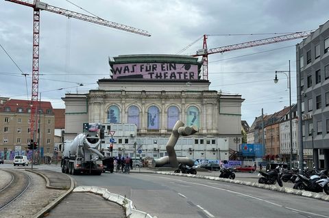 Nach einem vorübergehenden Baustopp kann bei der Sanierung des historischen Augsburger Theaters weitergebaut werden. (Archivbild