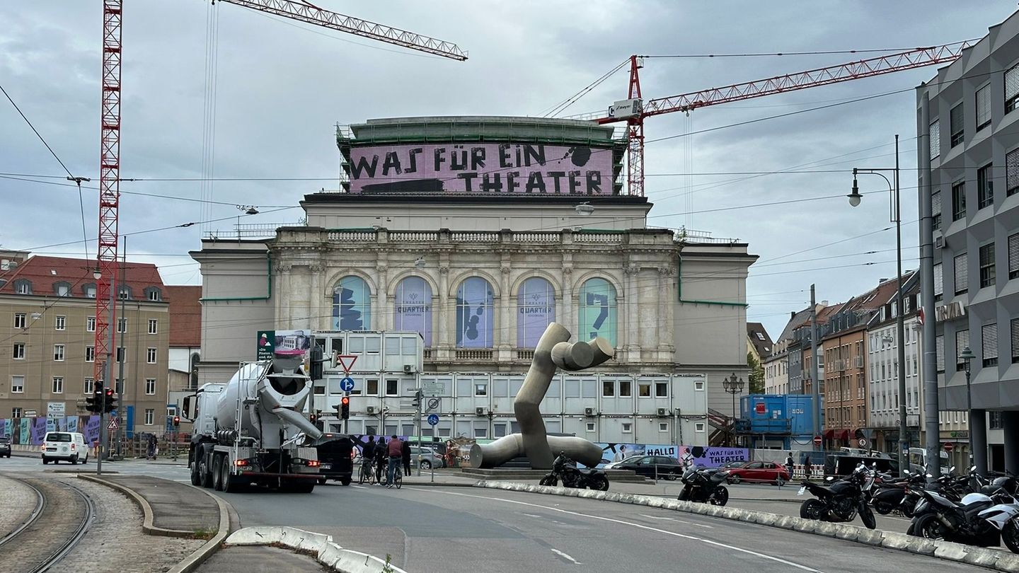 Nach einem vorübergehenden Baustopp kann bei der Sanierung des historischen Augsburger Theaters weitergebaut werden. (Archivbild