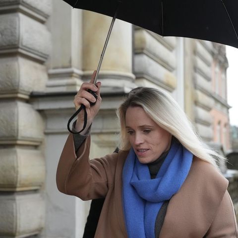 Astrid Have beim Betreten des Hamburger Landgerichts