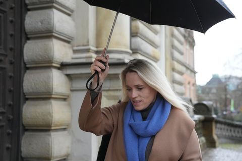 Astrid H. beim Betreten des Hamburger Landgerichts