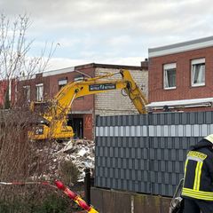 Ein Bagger räumt den Schutt eines eingestürzten Reihenhauses in Wolfenbüttel fort. In den Trümmern ist eine Leiche entdeckt word