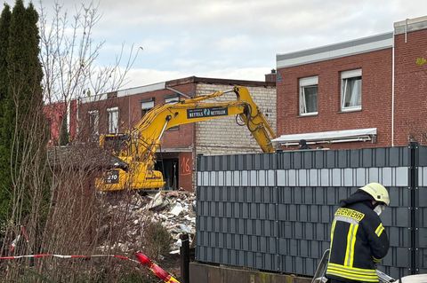 Ein Bagger räumt den Schutt eines eingestürzten Reihenhauses in Wolfenbüttel fort. In den Trümmern ist eine Leiche entdeckt word