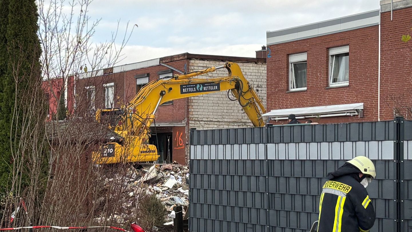 Ein Bagger räumt den Schutt eines eingestürzten Reihenhauses in Wolfenbüttel fort. In den Trümmern ist eine Leiche entdeckt word
