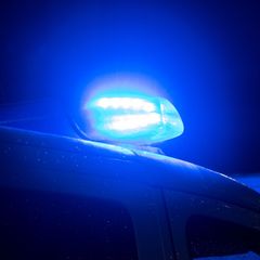 Die Polizei ermittelt, warum der 62-Jährige mit seinem Auto in den Gegenverkehr fuhr. (Symbolbild) Foto: Sarah Knorr/dpa