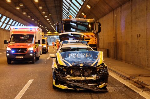 Der Streifenwagen war zur Unterstützung unterwegs, als es zum Unfall kam. Foto: Ralf Hettler/dpa