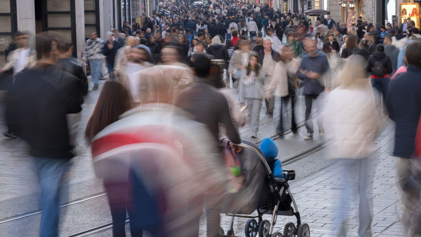 Die Einkaufsstraße Istiklal in Istanbul ist bei Touristen beliebt Foto: Ahmed Deeb/dpa