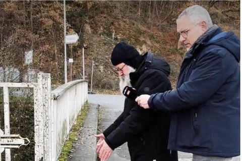 Mönch zeigt Fundort des abgelegten Babys am Kloster