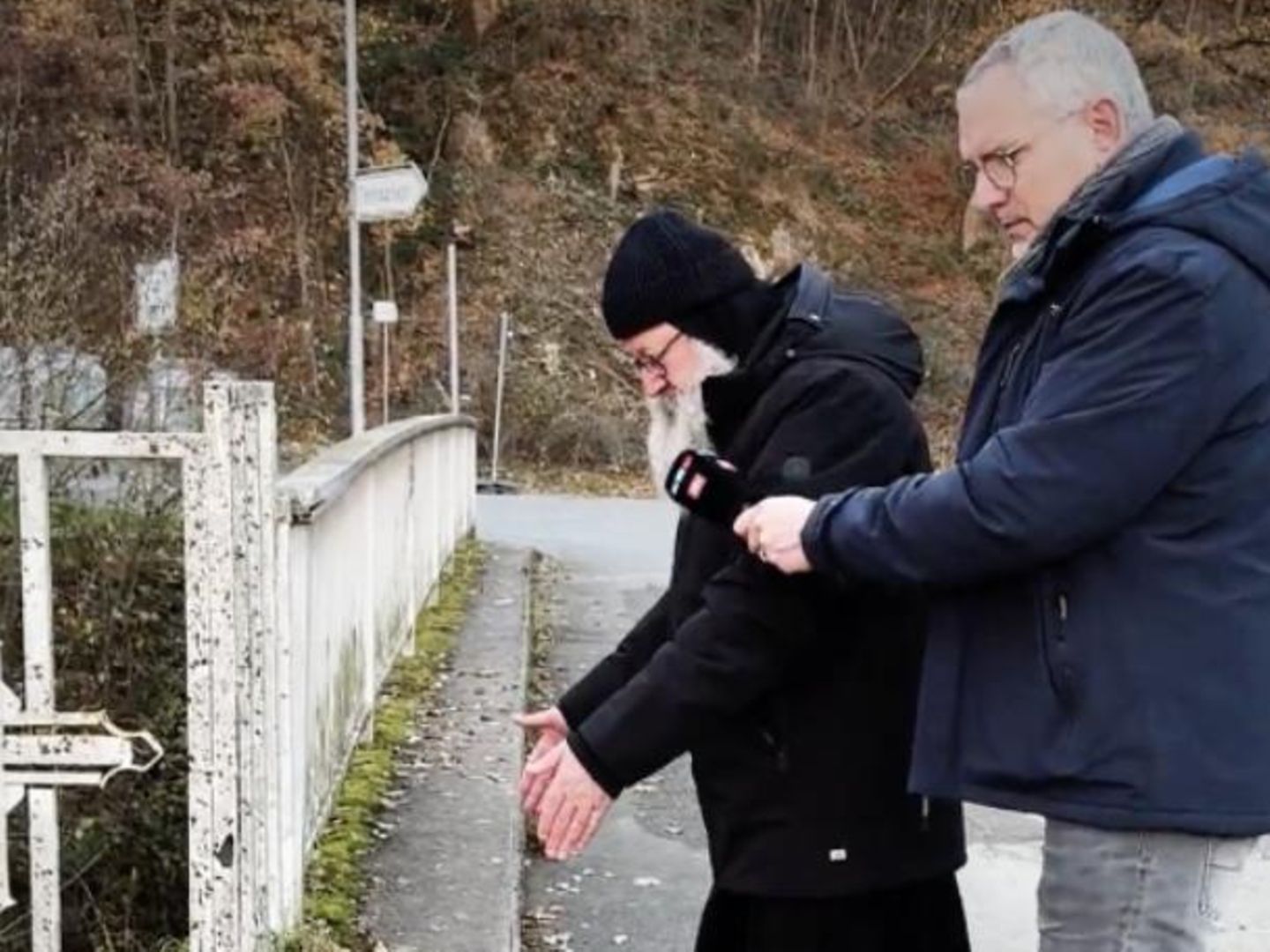 A45 bei Olpe: Abgetrennte Hände gehören zu Flüchtlingsmutter | STERN.de