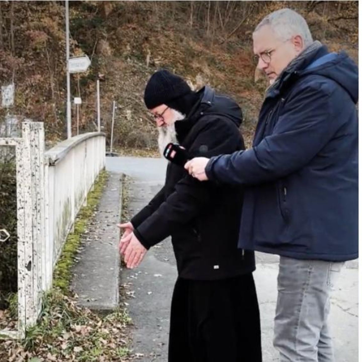 Mönch zeigt Fundort des abgelegten Babys am Kloster