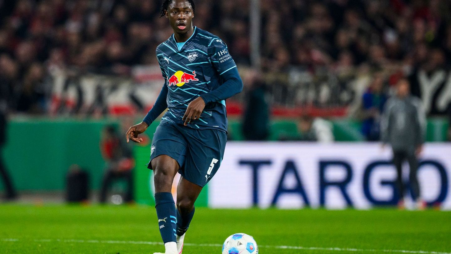 Leipzigs El Chadaille Bitshiabu fällt mit einer Muskelverletzung lange aus. Foto: Tom Weller/dpa