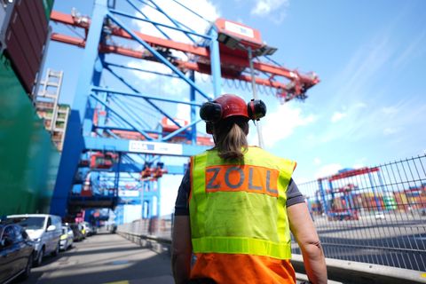 Die Verrechnung der Einfuhrumsatzsteuer belastet Hafenbetriebe. (Archivbild) Foto: Marcus Brandt/dpa